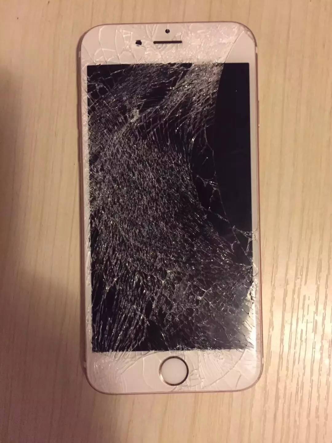 苹果手机屏幕摔碎新闻苹果手机屏幕摔碎了换屏多少钱-第1张图片-太平洋在线下载
